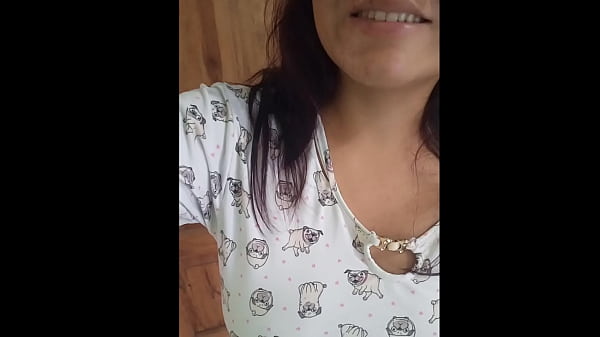 DELICIOUS MATURE LATINA RECORDS HERSELF WITH HER CELL PHONE WHILE SHE WALKS AROUND HER BOSS'S HOUSE. SHE SHOWS OFF HER MATURE AND FEW HAIRY VAGINA
