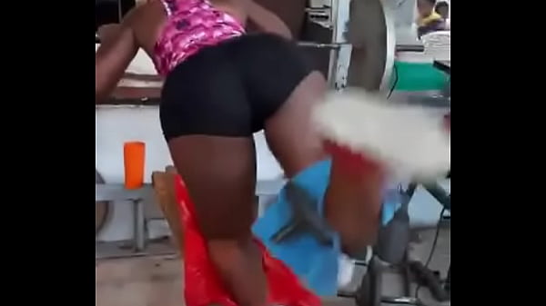 Mulatina mantendo a forma em casa