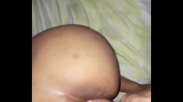 Se la meto por el culito bien rico y se le va todo