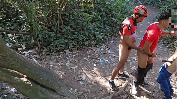 C&Acirc;MERA DE SEGURAN&Ccedil;A DO PARQUE FLAGA JOVEM DE 19 ANOS FAZENDO SEXO COM HOMEMS CASADOS EM PLENA LUZ DO DIA. 