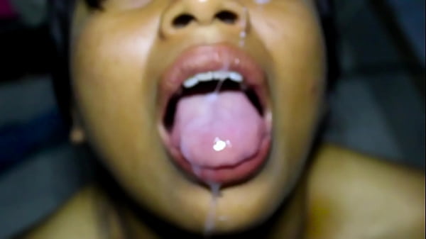 Mi hermana me da una muy sexy mamada y leche en su kara