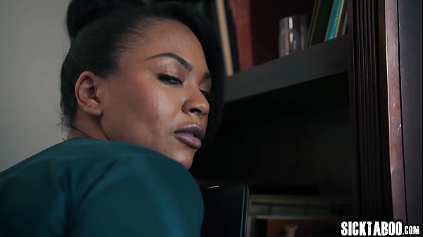 Sexy big ass lesbian enjoyed hot pussy licking and finger fucking after hot kissing