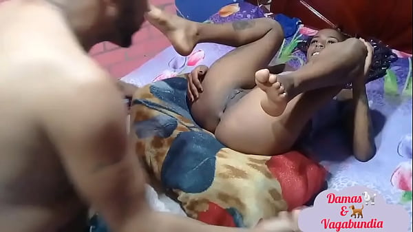 Dupla penetra&ccedil;&atilde;o na pele com teen negra  