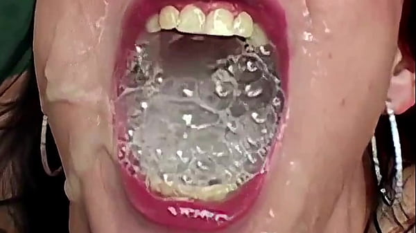 Avoir du foutre en bouche est vraiment sa passion (zoom, loot, slows motion)