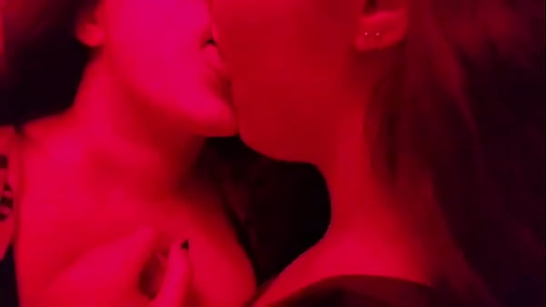 Amigas en el ba&ntilde;o jugueteando  