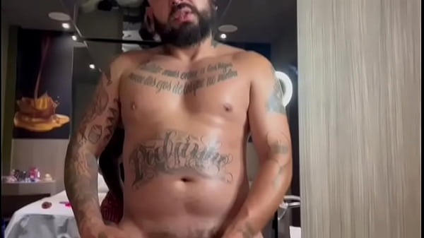 Minha esposa foi me filmar passando &oacute;leo e fiquei de rola dura - Firegreen2  