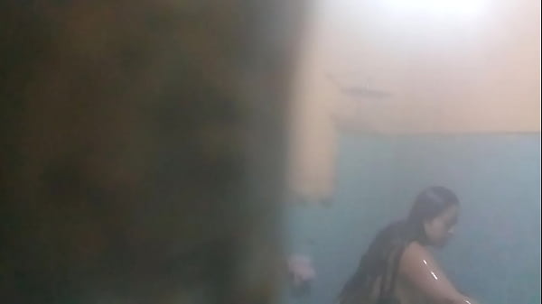 Mi tia chichona ba&ntilde;andose cuando no hay nadie 