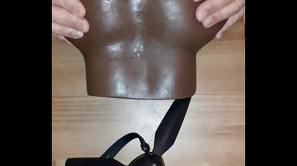 Aimer sucer son jouet avec de la cr&egrave;me