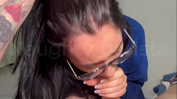 Putinha com frio pra dar a buceta botei pra fazer chupeta  