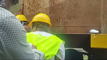 OS OPER&Aacute;RIOS PEGARAM PESADO NA HORA DO ALMO&Ccedil;O FIZERAM UMA SURUBA COM MUITO LEITE E FUDE&Ccedil;&Atilde;O