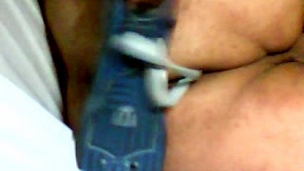 ENFIANDO AS HAVAIANAS NO RABO 