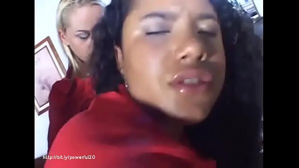 Ana Saint e Flavia Campos s&atilde;o flagradas pelo professor e pra ele guardar esse segredo s&oacute; com uma condi&ccedil;&atilde;o: as duas tem que d&aacute; o cu pro safado.