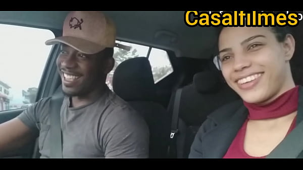 Safada toma leite dentro do carro 