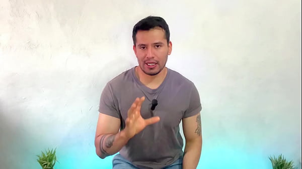 Hombre maduro ranchero pre&ntilde;a el culo del joven twink en los ba&ntilde;os 