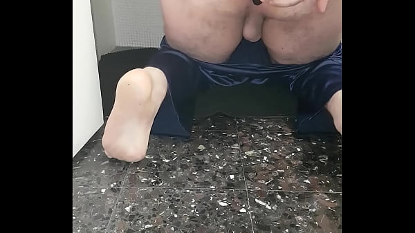 Me play with a big Buttplug  