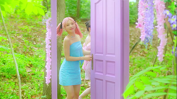 Flip that OFFICIAL MV LOONA