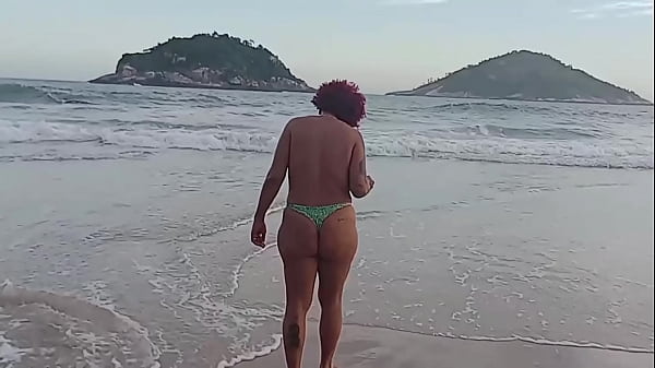 Se exibindo na praia e no final mamou o neg&atilde;o nas pedras