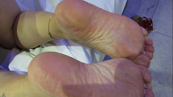 gozando nas solas da tia safada  