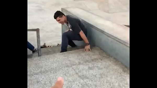 Terrorista safado mostrando o cu apos manobra