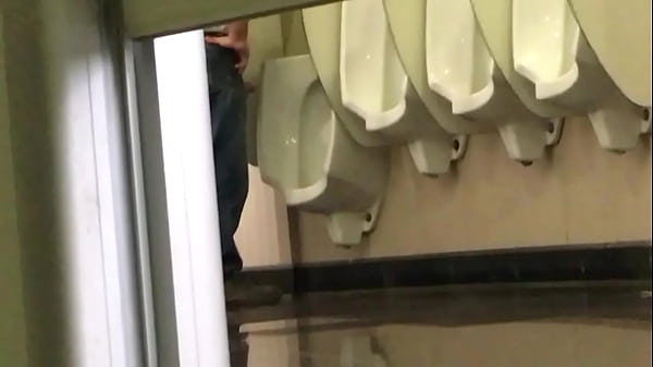 maduro punhetando no banheiro p&uacute;blico