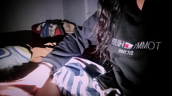 MADRASTRA GARGANTA PROFUNDA LE DA LA MEJOR MAMADA DE POLLA A SU HIJASTRO, SEXO REAL CASERO AMATEUR DE MADRASTRA E HIJASTRO.  