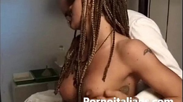 La italiana succhia cazzo al dottore  - The Italian cock sucking the doctor -