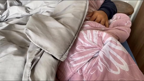 O h&eacute;tero curioso do apartamento compartilhado entra no meu quarto enquanto eu estava deitado, se ecita com penes duro e goza tocando - FULL SHEER.COM