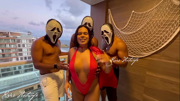 Especial de Halloween Kriss Hotwife - Gang Bang chupei 3 machos pauzudos na varanda do apartamento