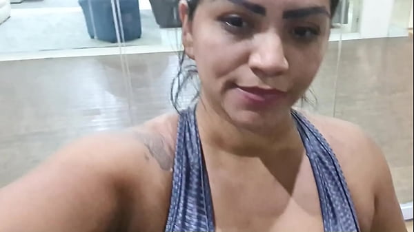 Pingando suor na academia e presenteando com a minha calcinha suada e p&eacute;s p&oacute;s treino