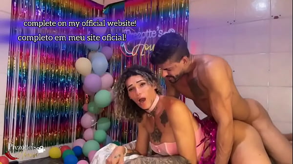 Venham ver Entrevista de carnaval no Prezotte&acute;s House, a travesti do pau grande Sabrina Prezotte faz deliciosas perguntas ao convidado Hisak Hard mais uma sacanagem gostosa na casa trans mais quente.