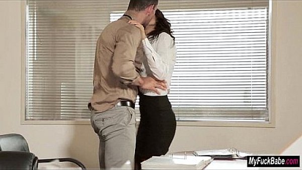 Alexa Tomas is secuding her officemate