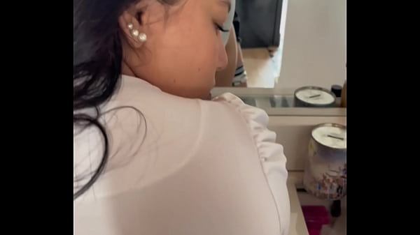 Mi cu&ntilde;ada viene de visita y me la follo mientras mi nova no esta