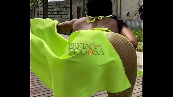 Balan&ccedil;ando a bunda jovem negra