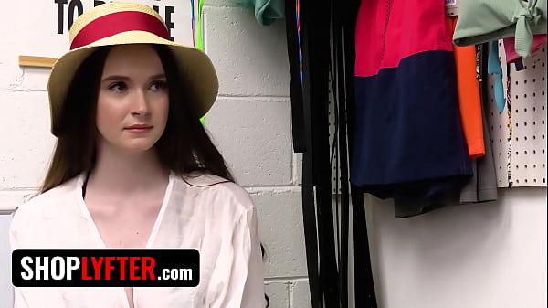 Lucky Officer Getting His Dick Sucked Off By Nympho Kleptomaniac - Shoplyfter  