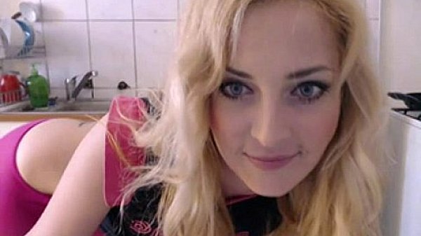 Beauty camgirl masturbates with sextoy on webcam