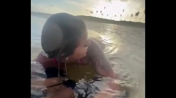 Fiz um boquete aqu&aacute;tico na praia em Macei&oacute; al  