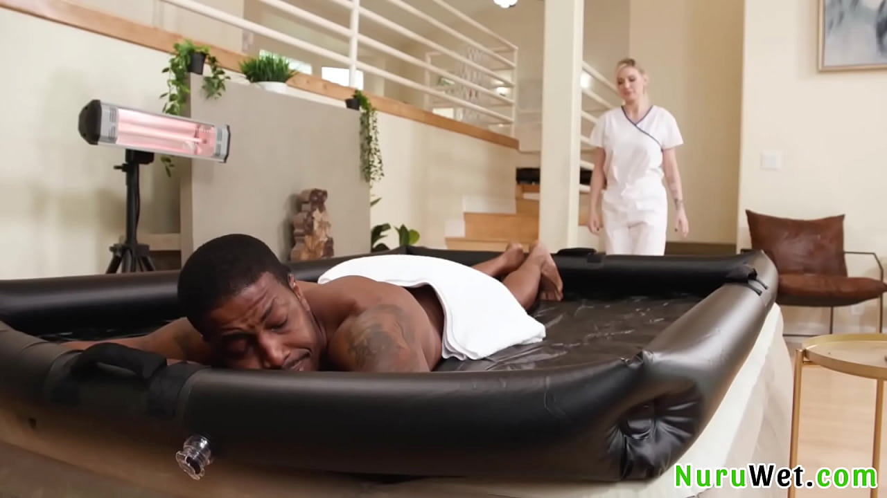 Stunning big tit blondie hottie rub he rjuicy big tits on her client during nuru massage