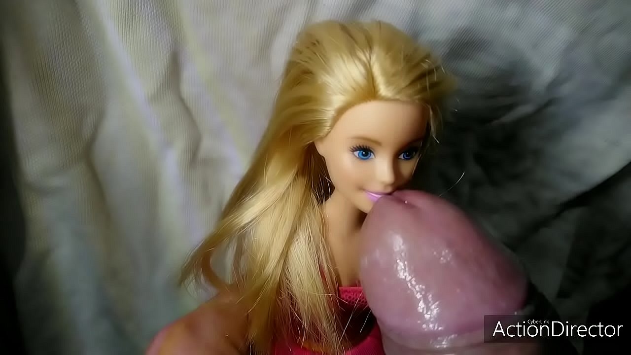 Frotando mi pene sobre cara de barbie