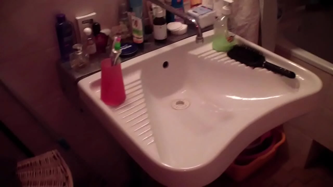 Hairy pussy Shah Sultan urine on the toilet with her Cat! :D