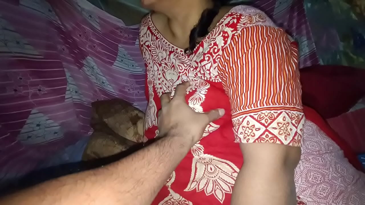 Desi Housewife showing her big round ass - Indian Porn