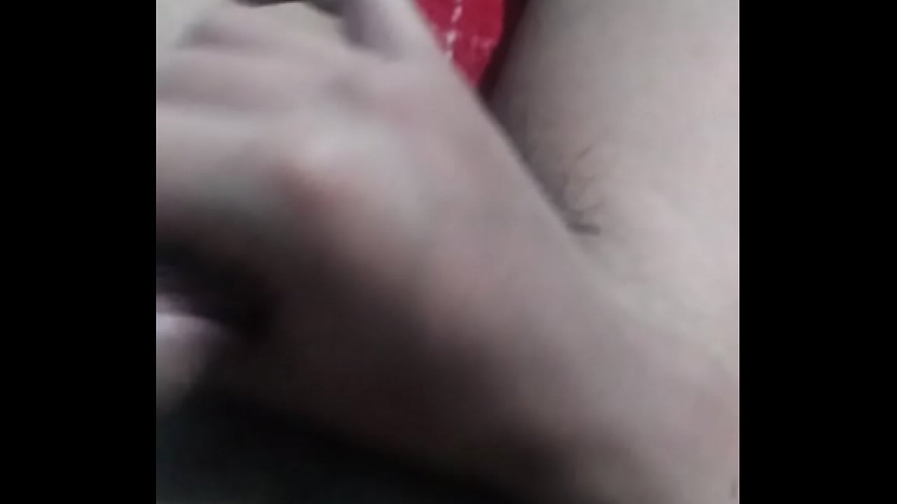 Masturbandome solo en mi casa