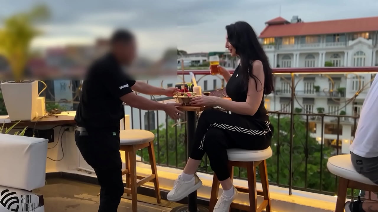 Blowjob in restaurant