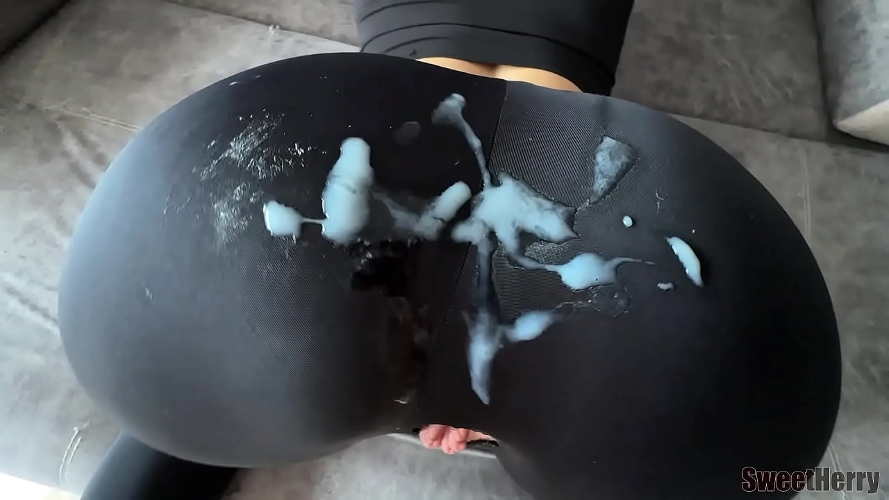 Ко мне решила заскочить спортсменка в обтягивающих леггинсах. Я вырезал дырочку между ее ног