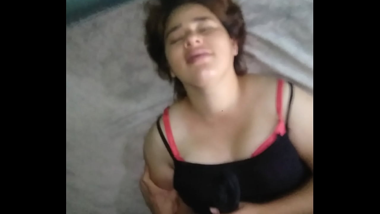 Me la mama y tenemos sexo de misionero mientras grabo con mi celular por la noche bien sabroso