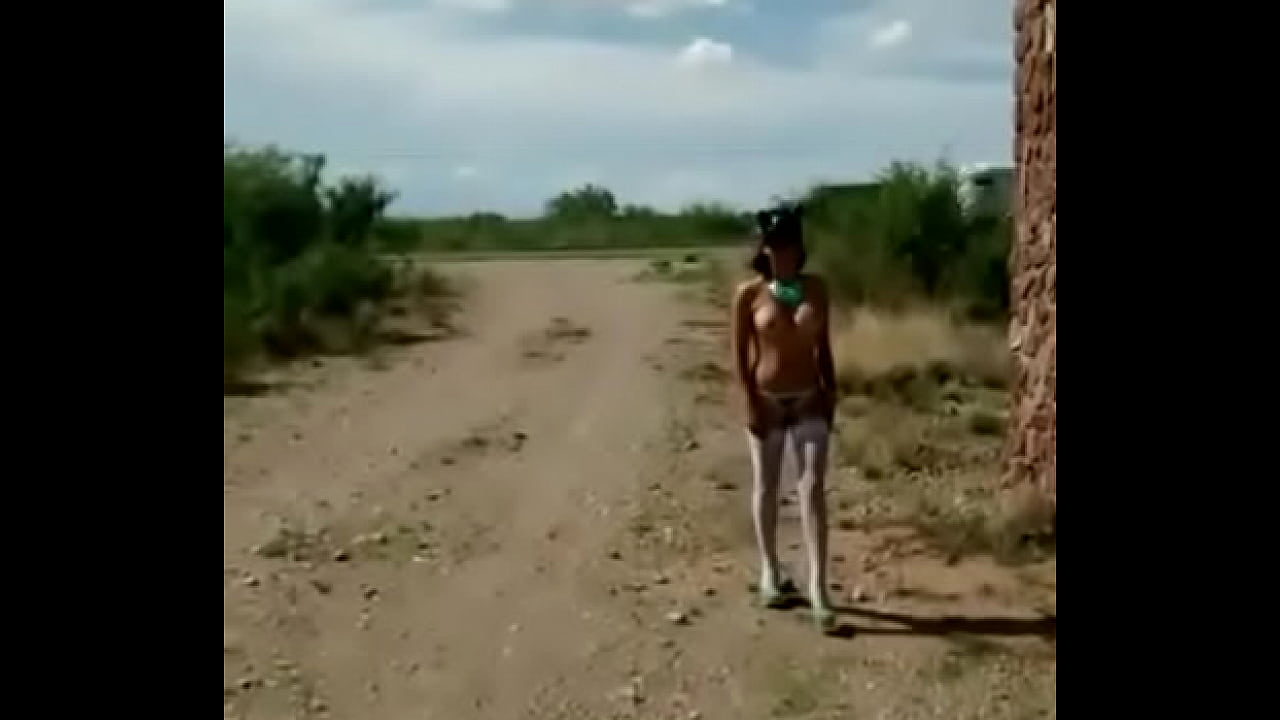 Gatita se pasea con las tetas al aire.