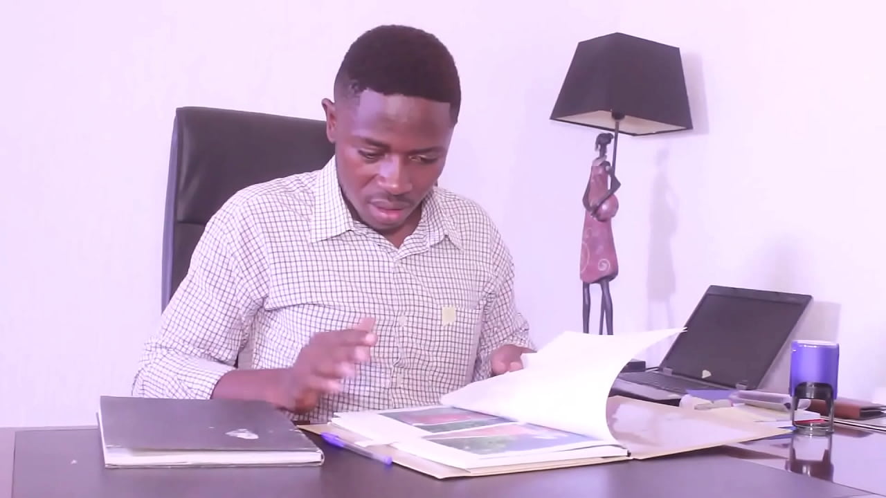 ma secr&eacute;taire coquine me baise au bureau