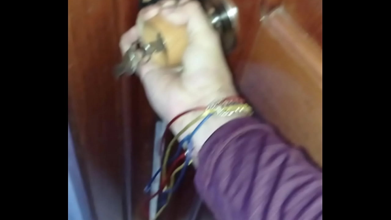 Mientras la empleada domestica se ba&ntilde;aba la vigile y la folle