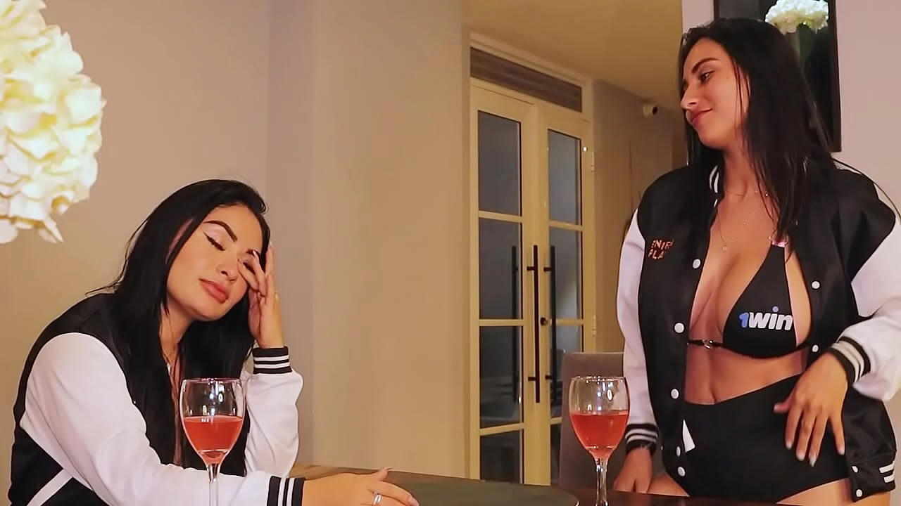 me encanta cuando mi hermanastra discute con el novio