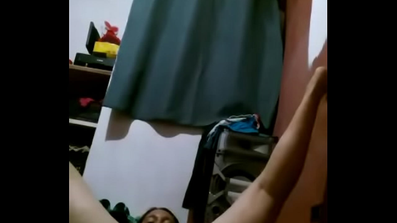 Tocandose en su cuarto