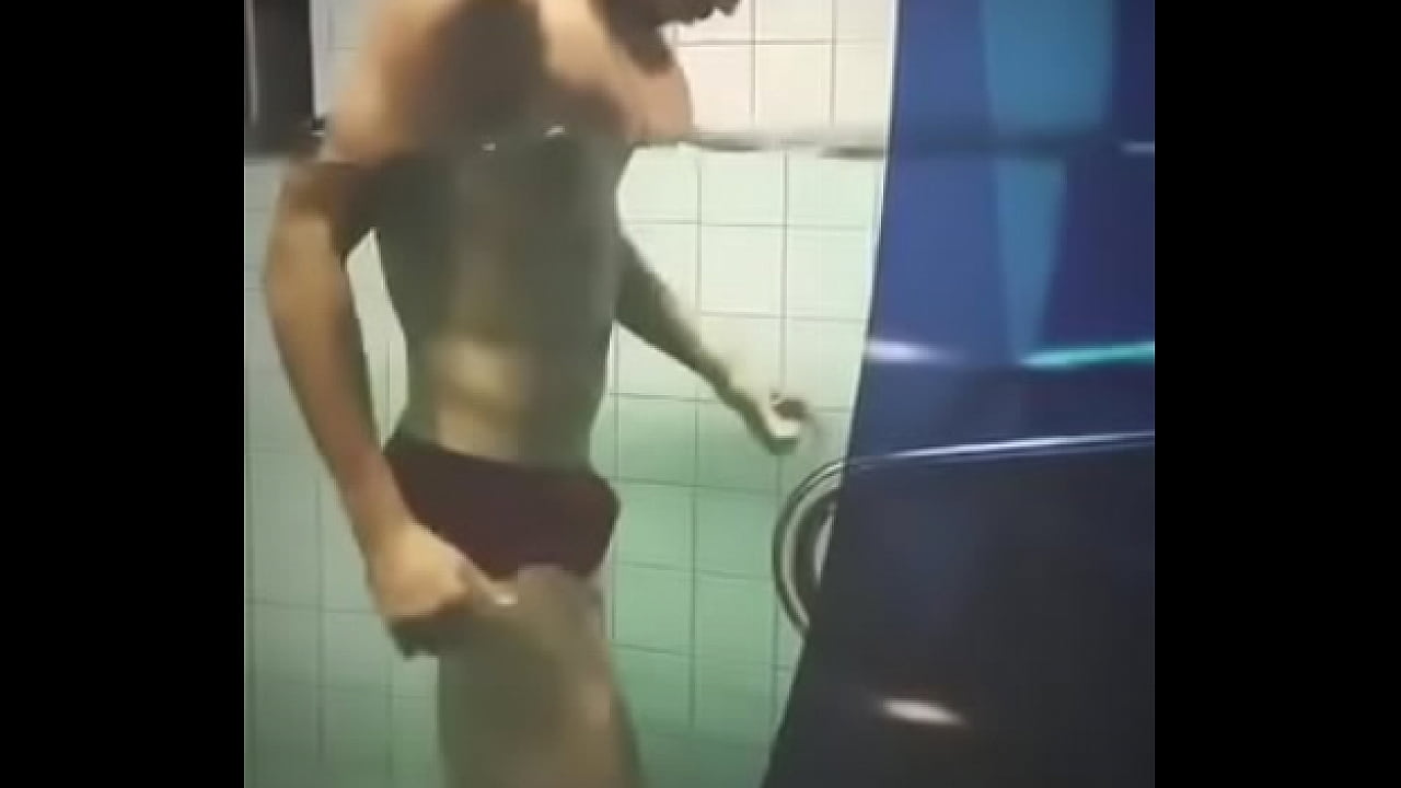 Atleta fazendo exercicio de sunga e video